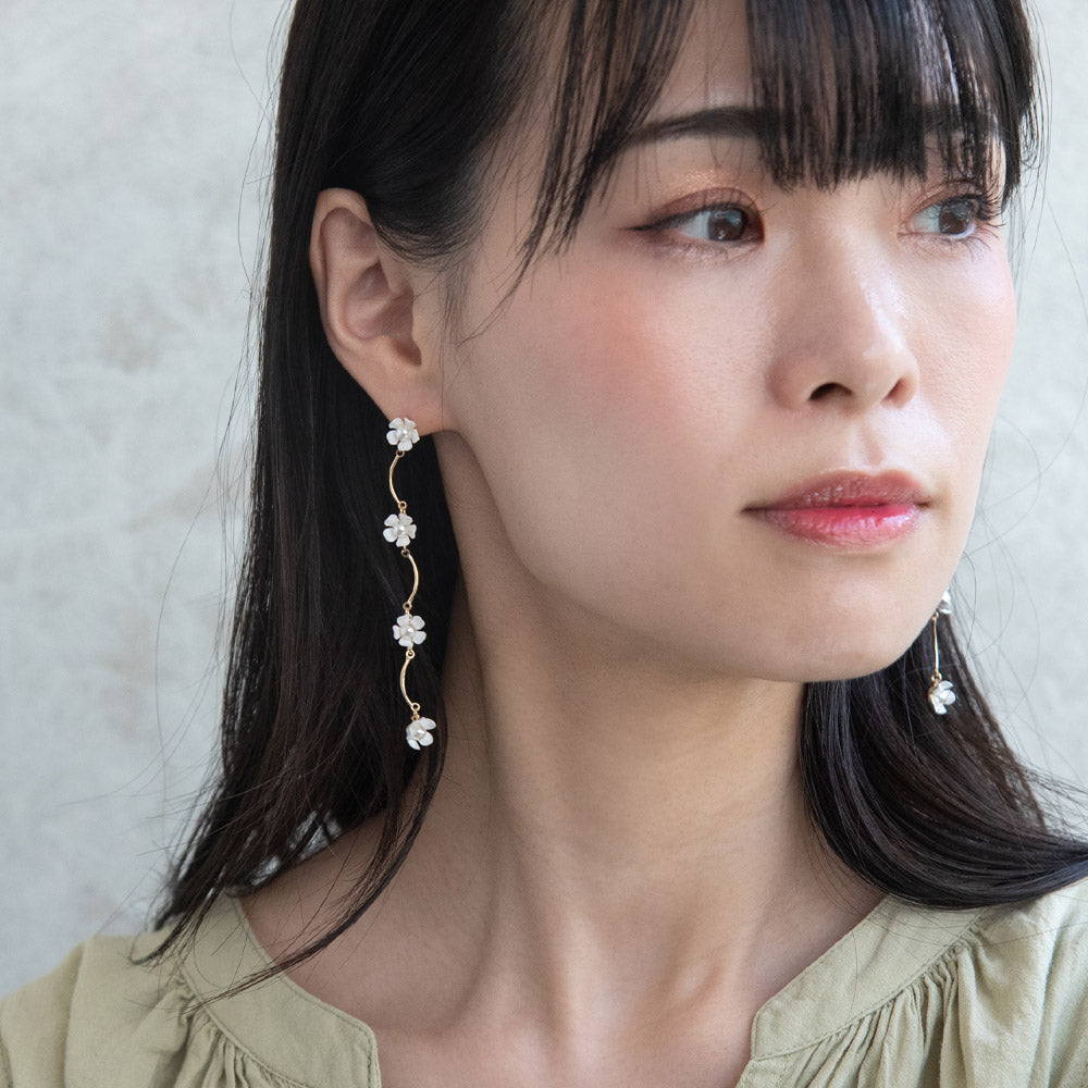 White Flower Wavy Linear Earrings