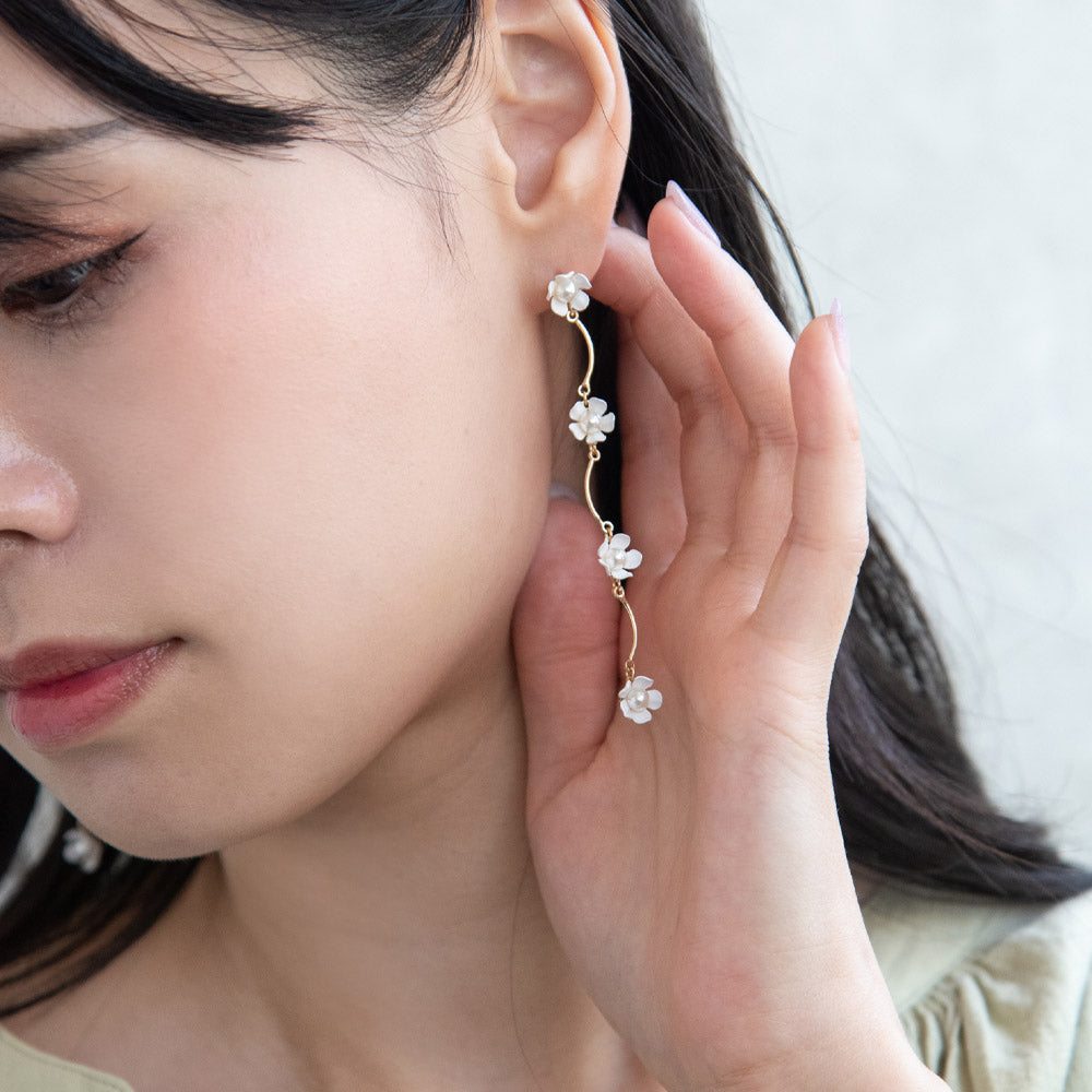 White Flower Wavy Linear Earrings