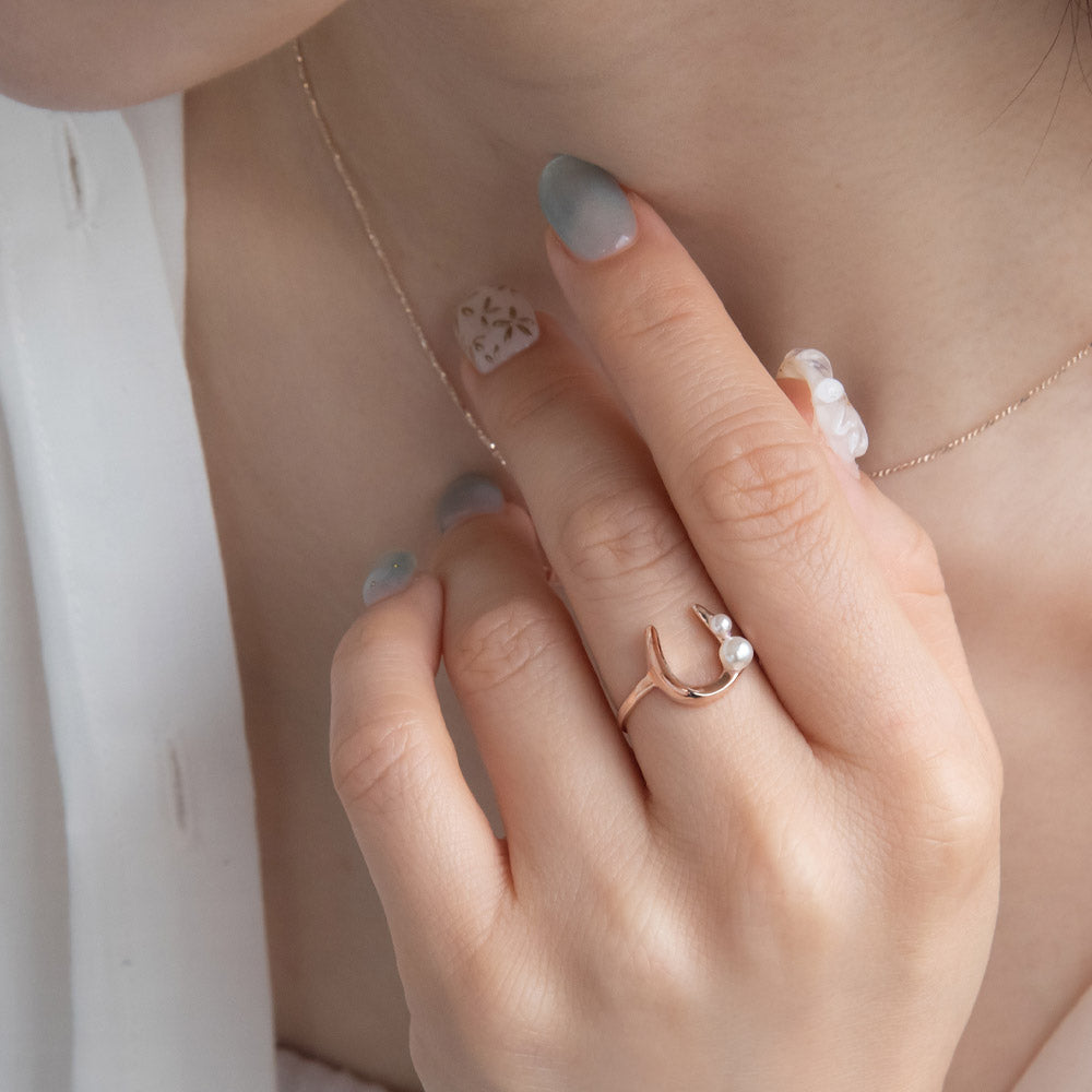 Rose Silver Pearlized Horseshoe Ring