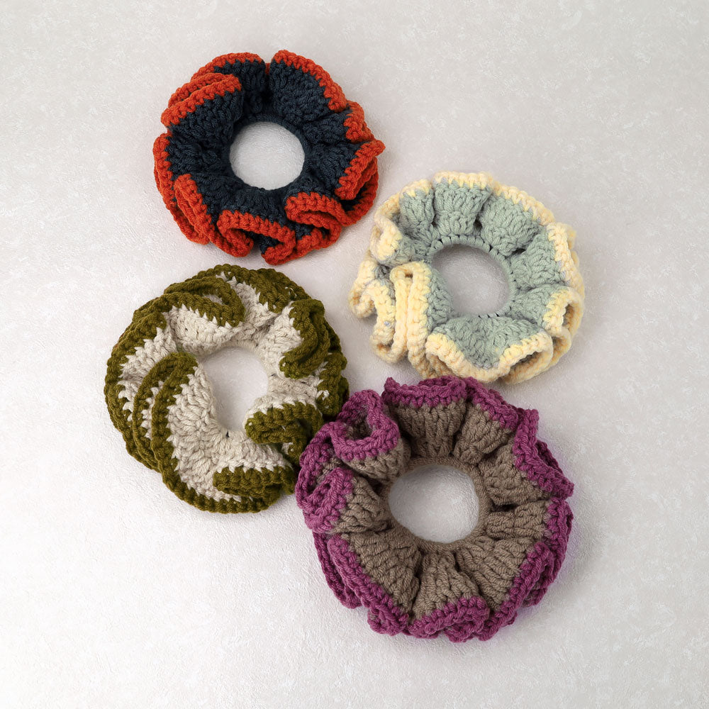 Contrastive Trim Knit Scrunchie