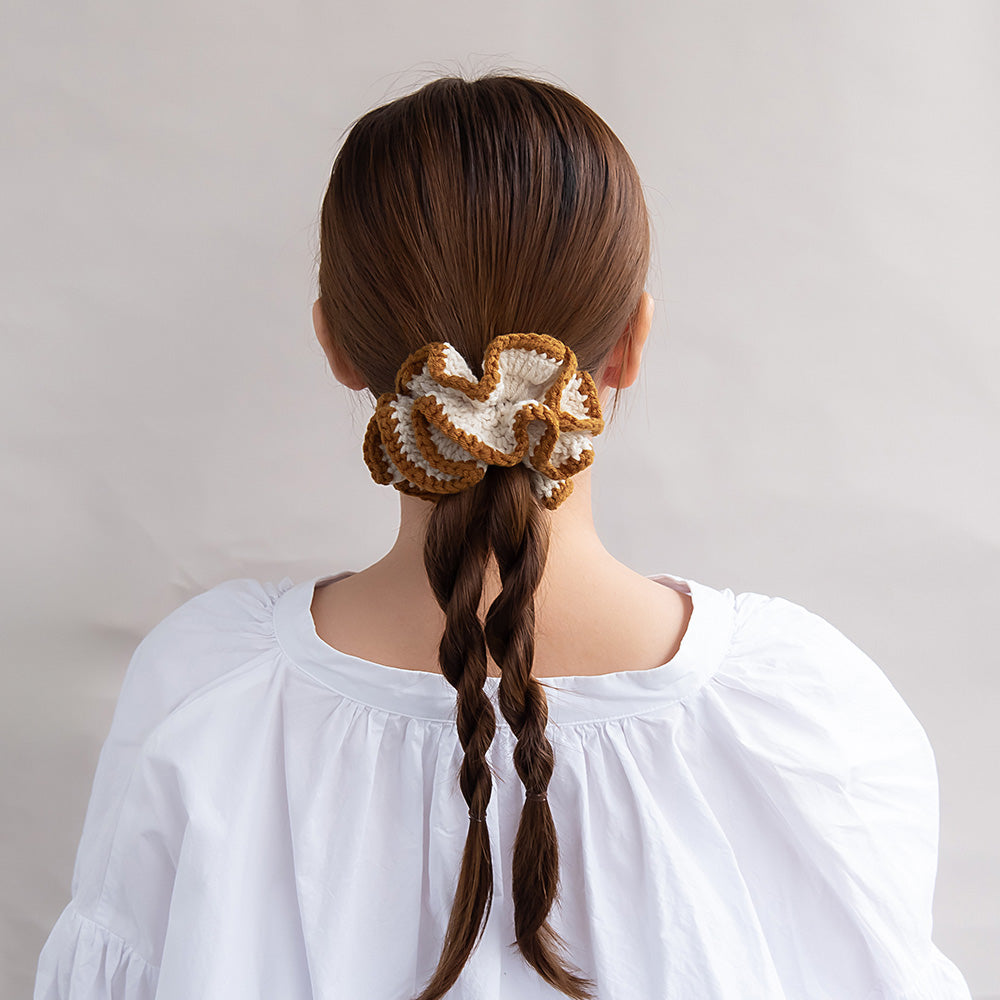 Contrastive Trim Knit Scrunchie