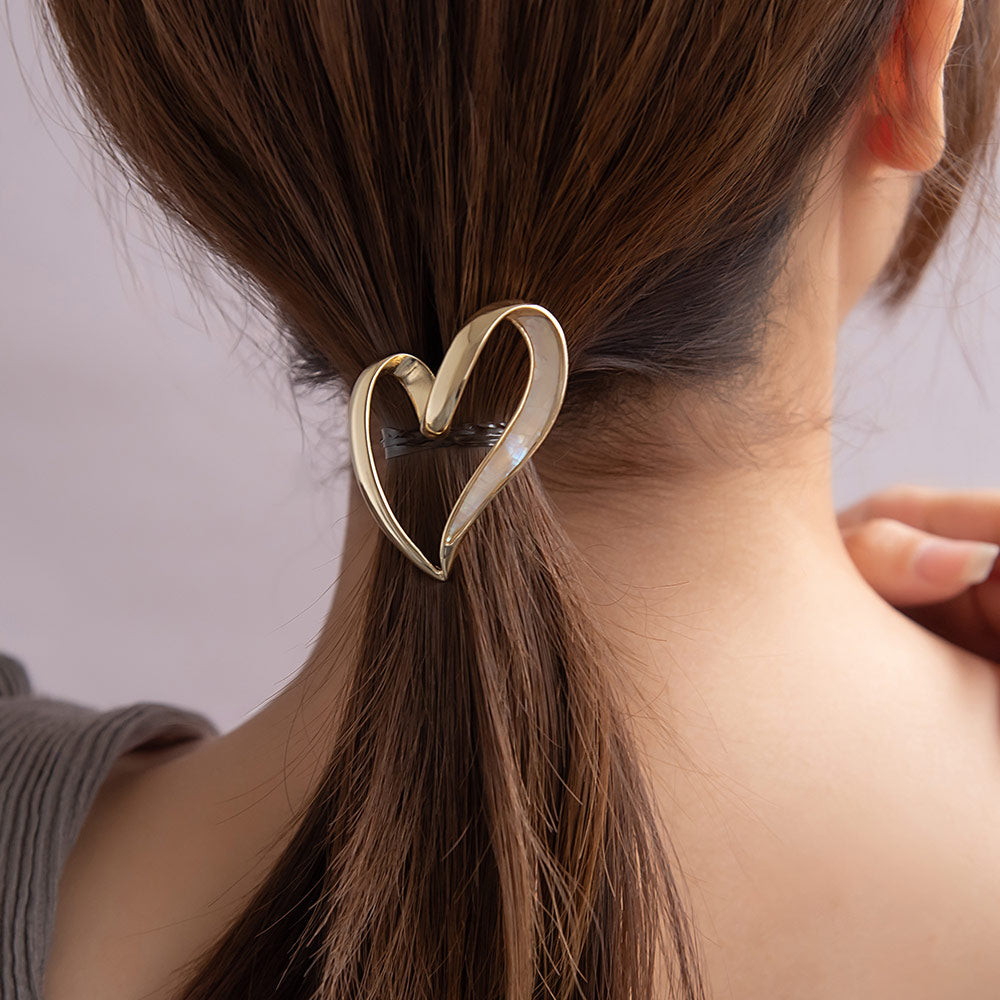 Wavy Shell Heart Pony Hook