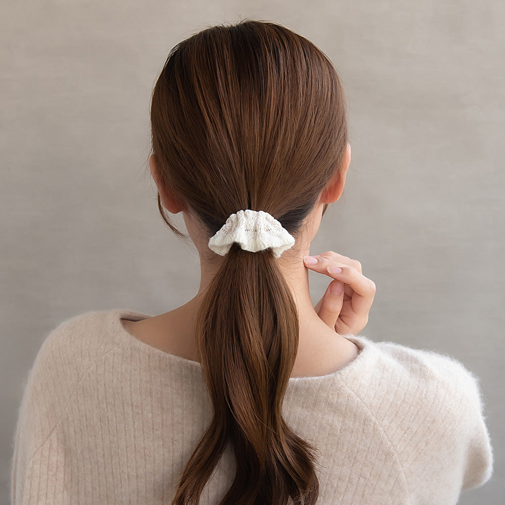 Knit Frill Pony Hook
