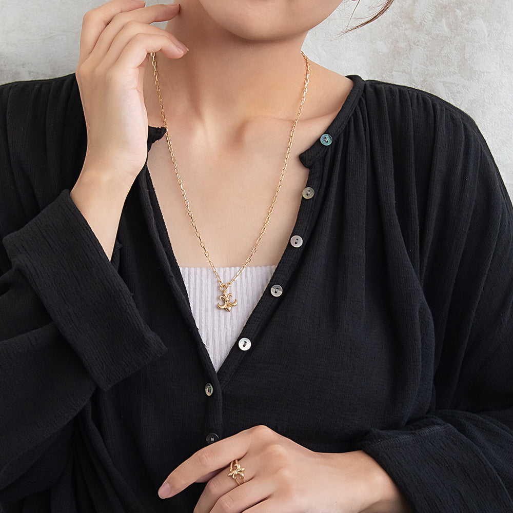 Awesome Heraldic Lily Pendant Necklace