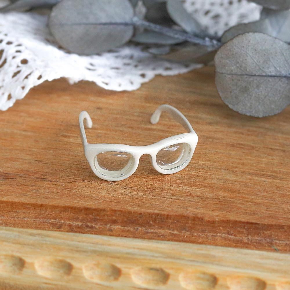 White Wellington Glasses Ring