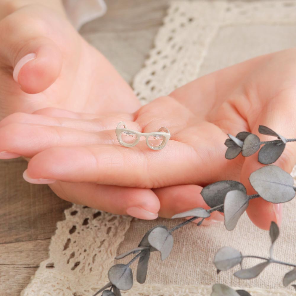 White Wellington Glasses Ring