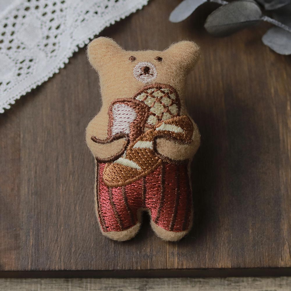 Little Bear and Bread Padded Brooch - osewaya